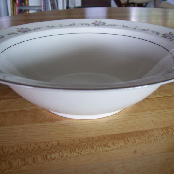 Wyndham Valencia Rim Soup Bowl 364 Floral Porcelain Platinum Trim - Picture 2 of 4